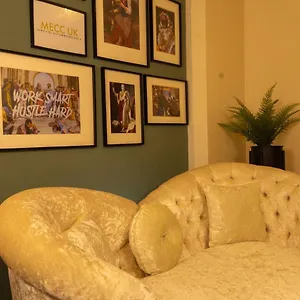  Apartment Luxury Centre Getaway - Prime Location Sleeps 7!