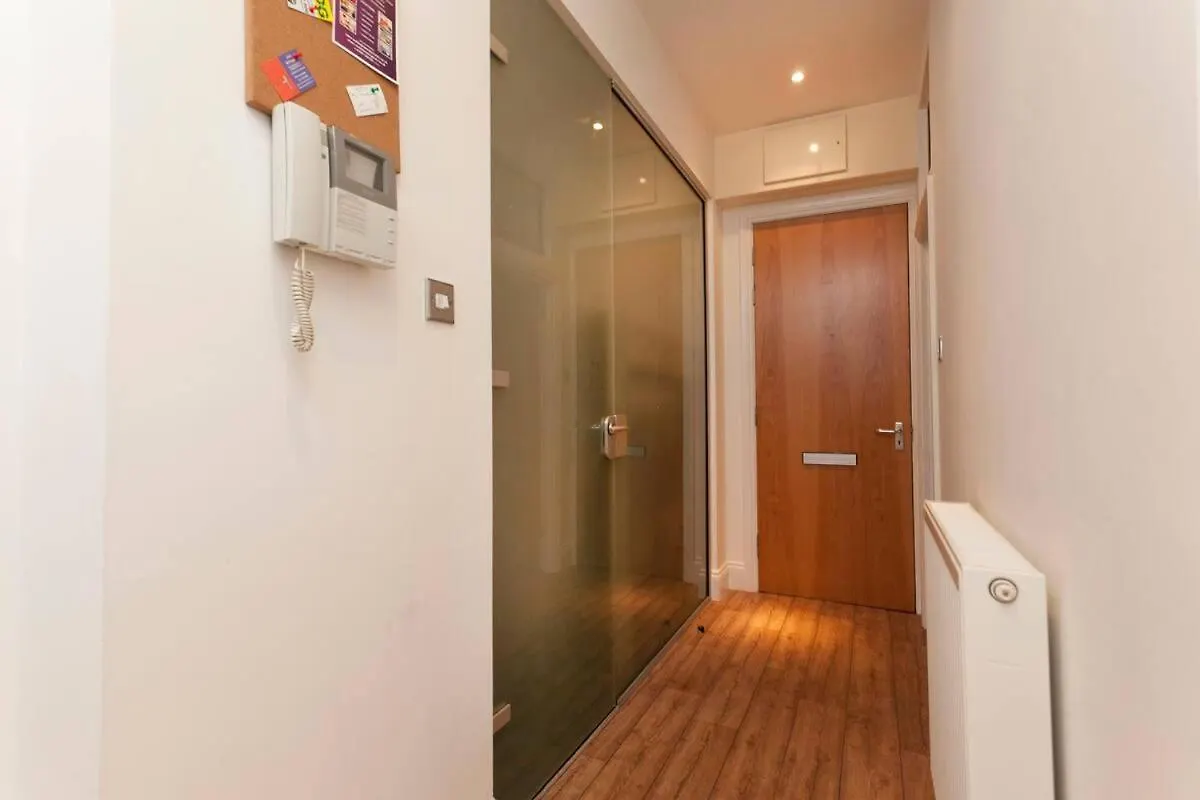 Lace Market Apartments - City Centre - 4 Beds Apartment With 2 Bathrooms And Full Kitchen In George Street - Close To Motorpoint Arena And Victoria Centre Shopping Centre And The Mercure Hotel - Outdoor Parking For Cars Or Vans At Five Pounds A Day ノッティンガム 0*,  イギリス