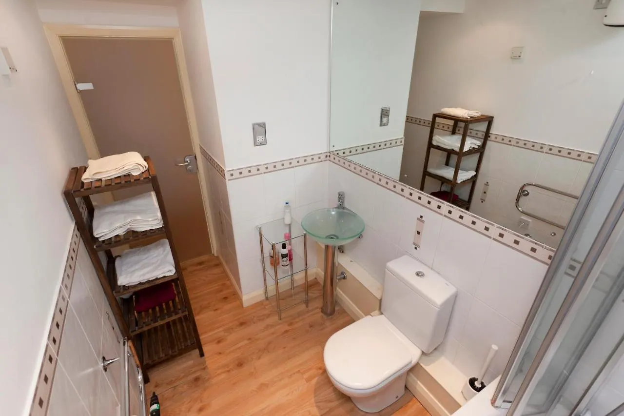 Lace Market Apartments - City Centre - 4 Beds Apartment With 2 Bathrooms And Full Kitchen In George Street - Close To Motorpoint Arena And Victoria Centre Shopping Centre And The Mercure Hotel - Outdoor Parking For Cars Or Vans At Five Pounds A Day ノッティンガム