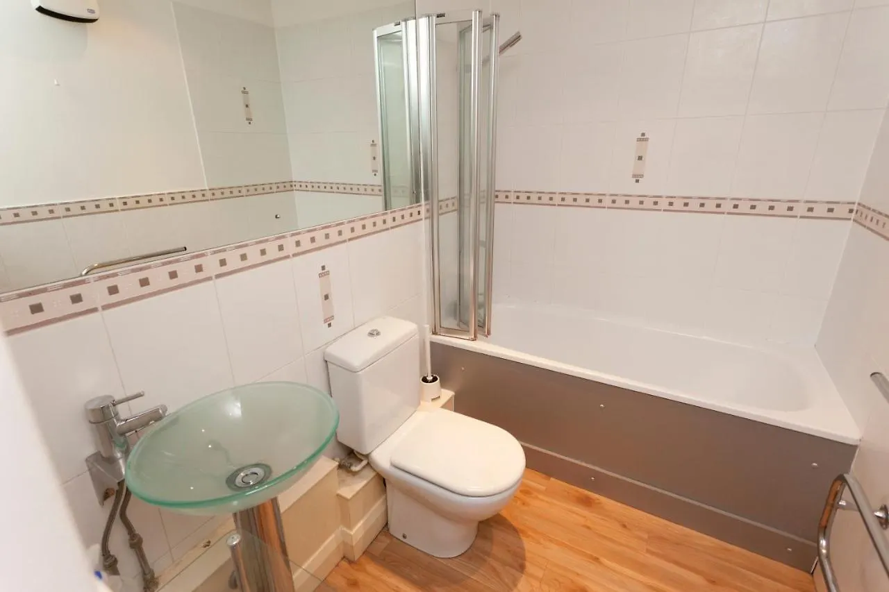 Lace Market Apartments - City Centre - 4 Beds Apartment With 2 Bathrooms And Full Kitchen In George Street - Close To Motorpoint Arena And Victoria Centre Shopping Centre And The Mercure Hotel - Outdoor Parking For Cars Or Vans At Five Pounds A Day ノッティンガム