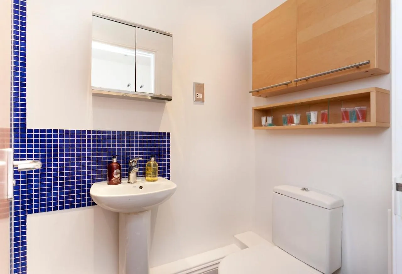 Lace Market Apartments - City Centre - 4 Beds Apartment With 2 Bathrooms And Full Kitchen In George Street - Close To Motorpoint Arena And Victoria Centre Shopping Centre And The Mercure Hotel - Outdoor Parking For Cars Or Vans At Five Pounds A Day ノッティンガム イギリス